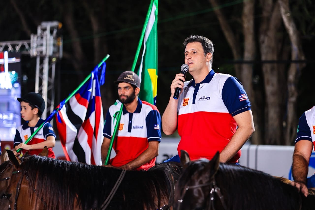 Orleans Brandão participa da cerimônia de abertura da 34ª Vaquejada de Colinas e destaca importância do evento para o Maranhão