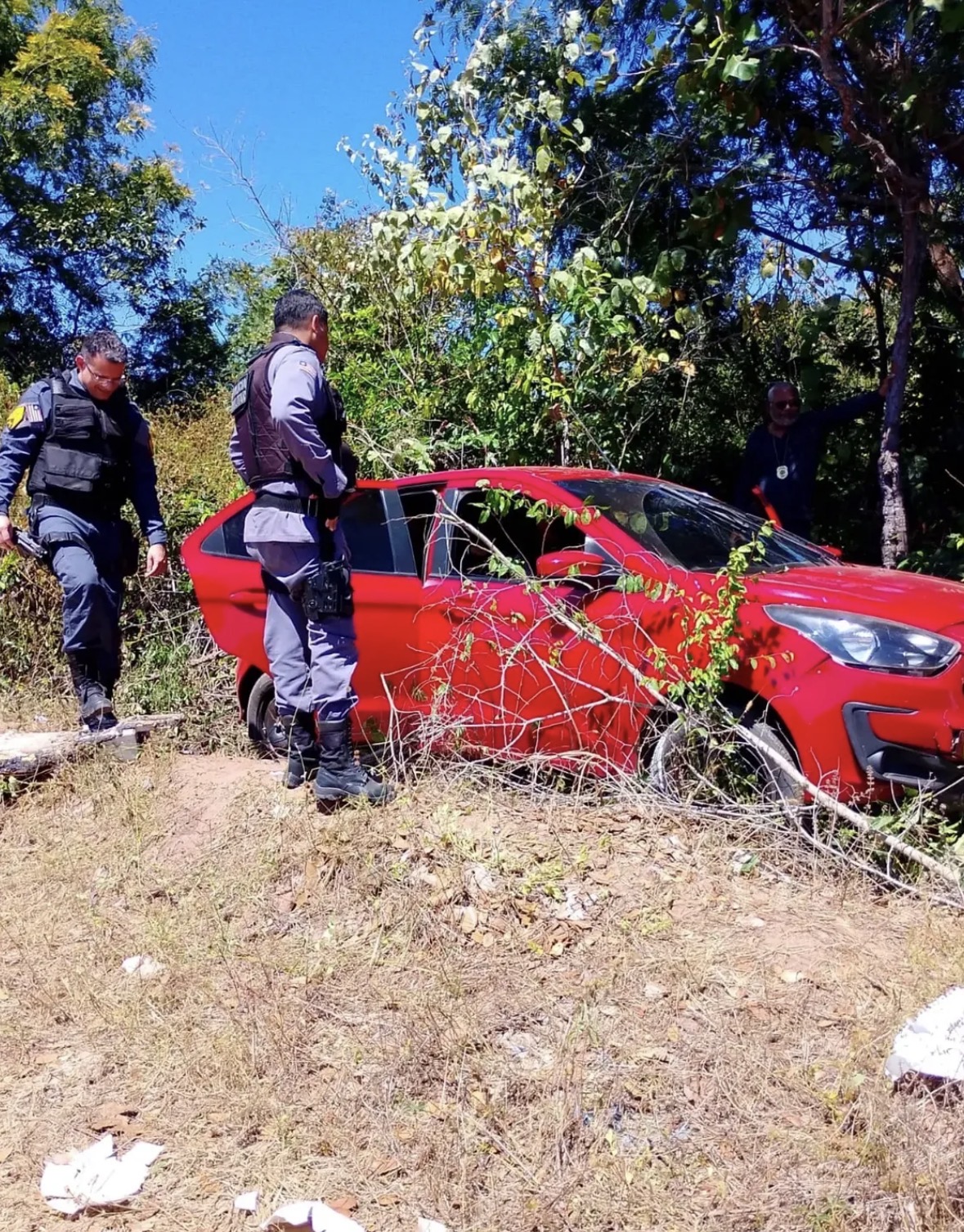 Motorista de aplicativo é encontrado morto com tiros na cabeça próximo a cemitério em Caxias